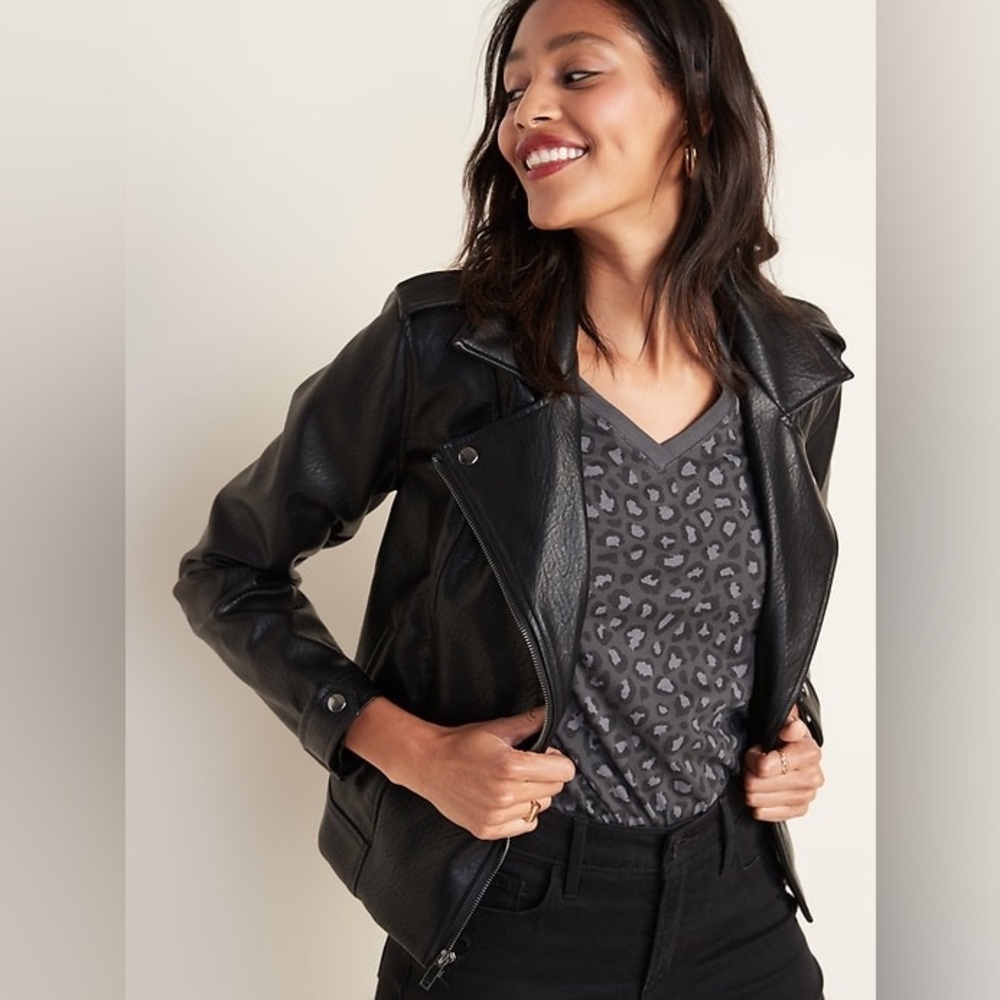 Old Navy gray & black leopard V neck shirt